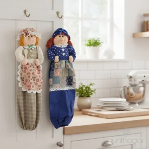 Pack de dos muñecas guarda bolsas (azul y beige) colgadas en puerta. Práctico organizador de bolsas de tela para la cocina.