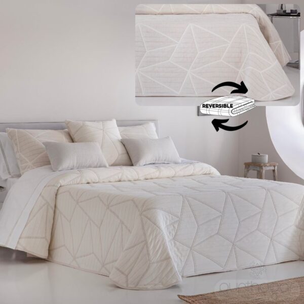 Colcha piqué reversible LINE - Color beis. Imagen de la colcha en cama con las dos caras
