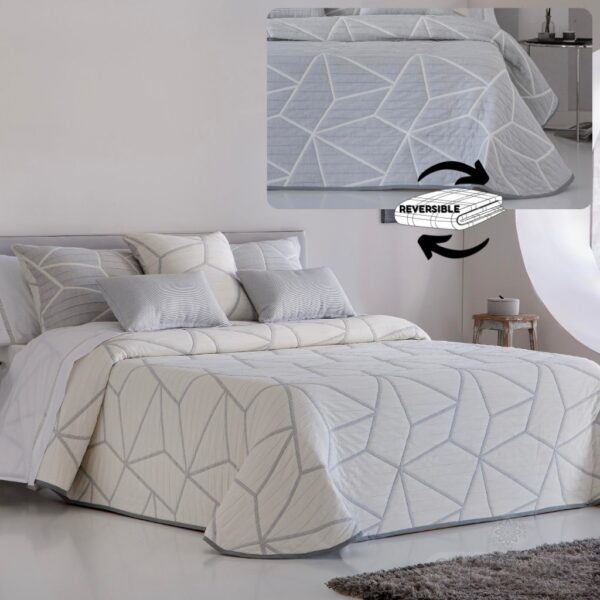 Colcha piqué reversible LINE - Color gris. Imagen de la colcha en cama con las dos caras