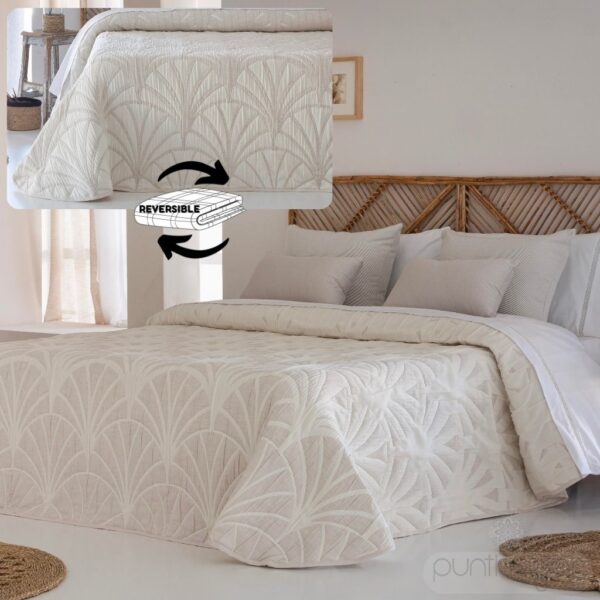 Colcha piqué LUXOR , color beis. Se muestra las 2 caras de la colcha en una cama.