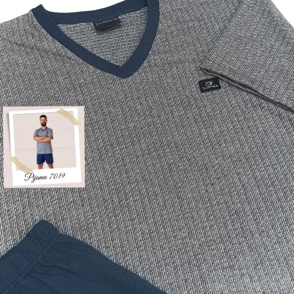 Pijama Hombre 7019 - Diseño de Camiseta con Cuello V y detalle del color azul del pantalón corto