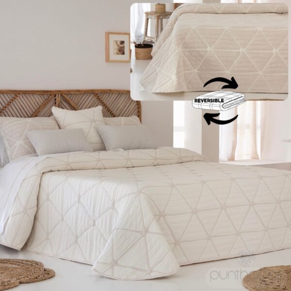 Dormitorio moderno decorado con colcha reversible GEOX en color beis.