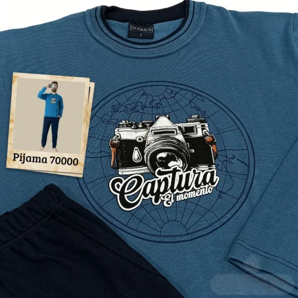 Pijama hombre invierno 70000. Detalle del logo en el pecho con estampado de cámara