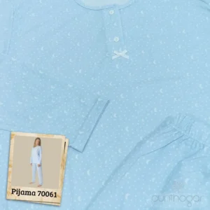 Pijama mujer largo 70061 - Detalle del estampado de lunas y estrellas blancas en azul claro