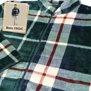 Bata de casa hombre coralina Difusión LIN 2902C, tejido suave con diseño de cuadros verde, crema, azul y burdeos. Cremallera frontal y cuello alto.