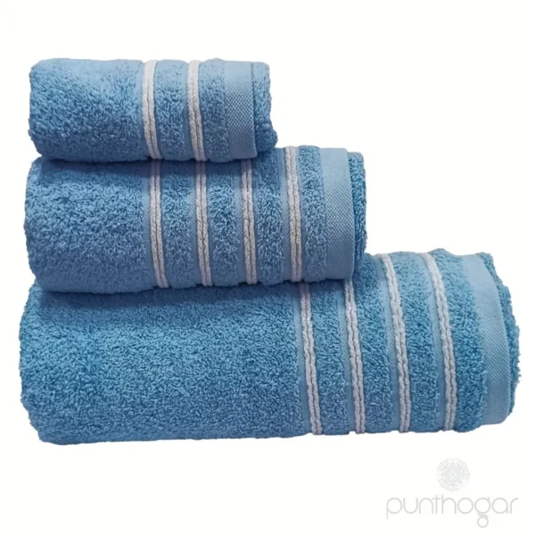 Juego de toallas de algodón CHENILLE en color azul claro, con diseño decorativo de rayas blancas y alta absorción.