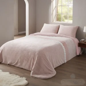 Vista completa de una cama de matrimonio vestida con el edredón sherpa borreguito DOKO 071, mostrando su diseño de rayas y encaje