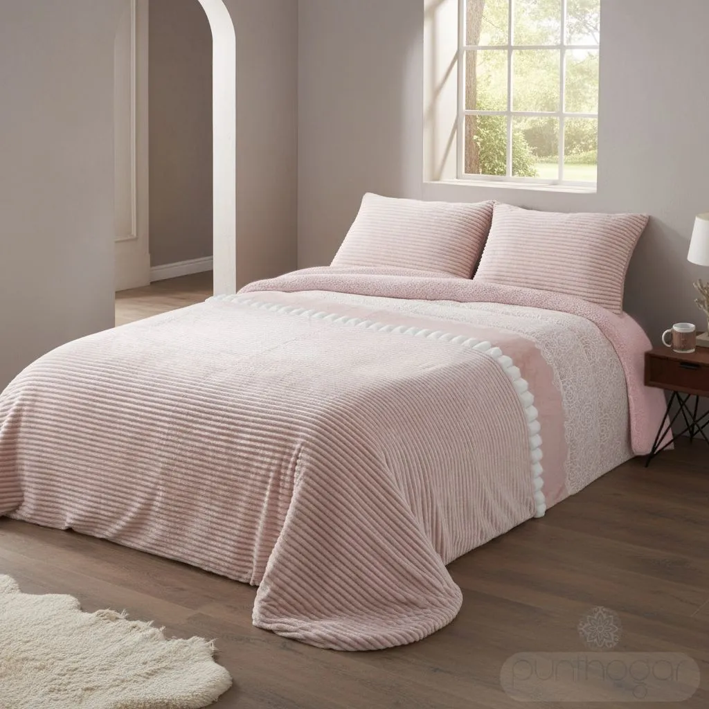 Vista completa de una cama de matrimonio vestida con el edredón sherpa borreguito DOKO 071, mostrando su diseño de rayas y encaje