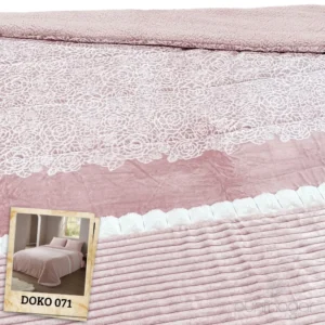 Primer plano detallado del edredón sherpa borreguito DOKO 071, mostrando la franja de encaje con diseño de rosas, la hilera tipo pompones blancos y la textura de rayas.