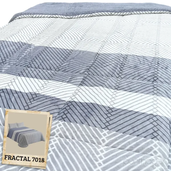 Primer plano del edredón borreguito FRACTAL 7018, mostrando el detalle de las rayas geométricas en tonos grises y el tacto suave del tejido de sherpa