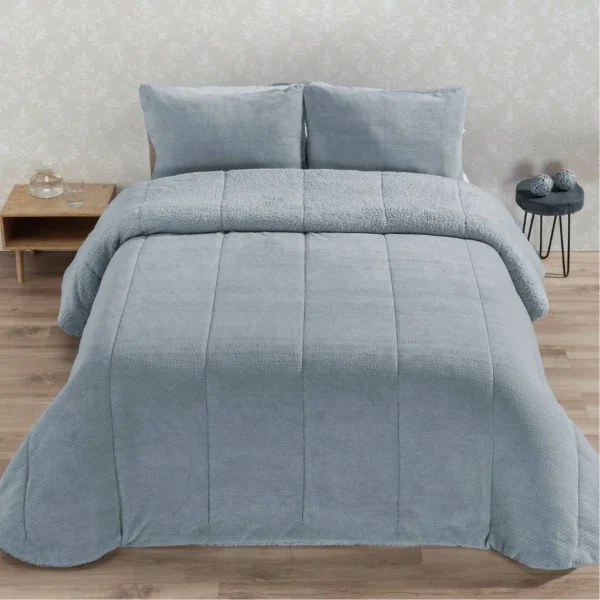 Edredón sherpa borreguito RISO, color azul. Edredón de invierno Manterol en cama de matrimonio. Borreguito cálido con diseño acolchado.