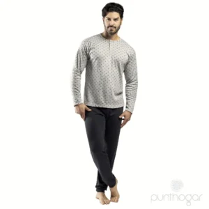 Pijama hombre invierno modelo 6550, 100% algodón interlock perchado, fabricado en España. Camiseta gris claro con estampado y pantalón gris marengo.