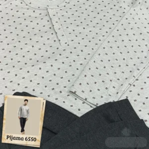 Detalle del tejido del pijama hombre invierno modelo 6550: algodón interlock perchado con estampado geométrico en tonos grises y rojos.