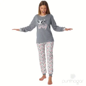 Pijama mujer invierno 70044. Mujer joven de pie, sonriente y vestida con este pijama de dos piezas y estampado de gatos