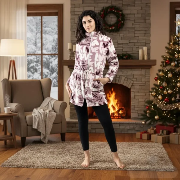 Bata mujer invierno 1027 coralina con cremallera y cordón de atado integrado, estampado 'Love' en rosa maquillaje, granate y blanco, ideal como bata de casa cálida.