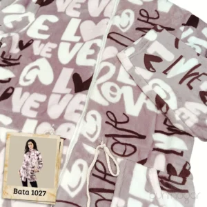Detalle primer plano de la bata mujer modelo Lin 1027 en tejido de coralina, con estampado 'Love', cremallera y cordón ajustable.