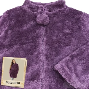 Bata mujer invierno LIN 1038 en coralina de pelo largo, color morado, con cremallera y pompón decorativo
