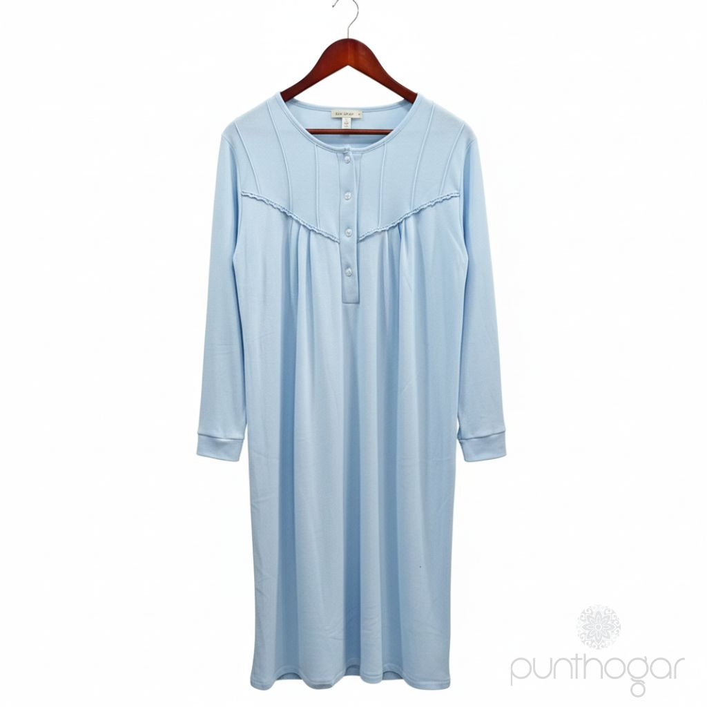Camisón clásico mujer LIN 6472 azul claro colgado en percha, cuello redondo con botones.