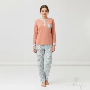 Modelo posando con el pijama mujer algodón Leniss 70083, parte superior color salmón y pantalón estampado floral.